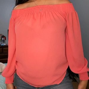 Blouse off the shoulder